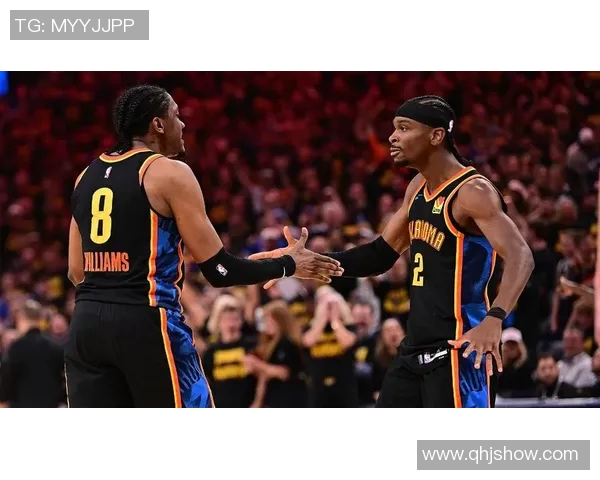 亚历山大精准传球哈滕飞身暴扣展现惊人默契与力量 亚历山大精准传球哈滕飞身暴扣展现惊人默契与力量