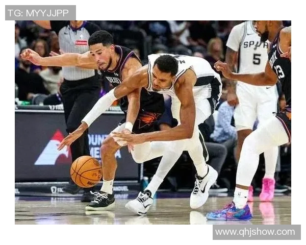 转型控卫这道坎!布克前三场18次失误引热议 转型控卫这道坎!布克前三场18次失误引热议