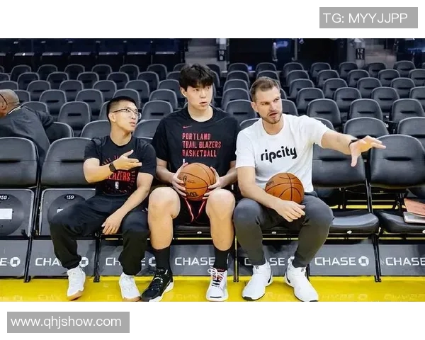 客场挑战勇士！开拓者球员入场造型：杨瀚森依旧背粉书包